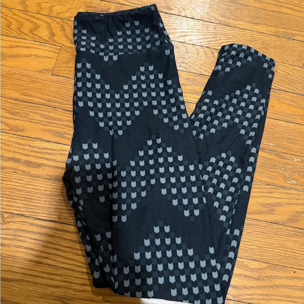 LuLaRoe Black & Gray Chevron Print Leggings | One Size | Super Soft